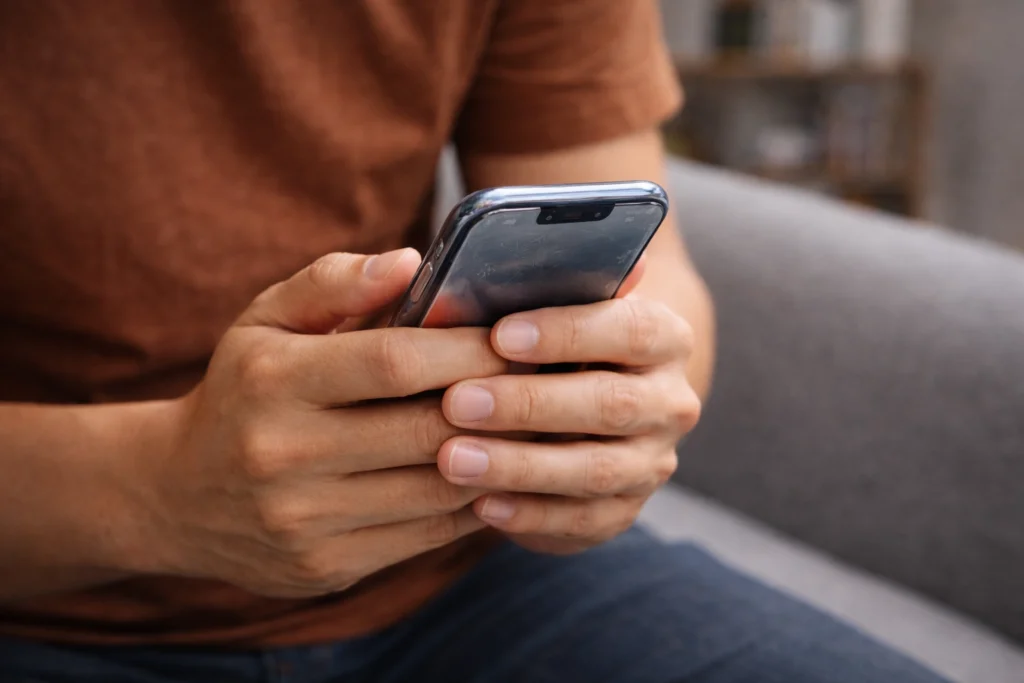 Người dùng giữ điện thoại mới rất cẩn thận vì sợ trầy xước và mất giá