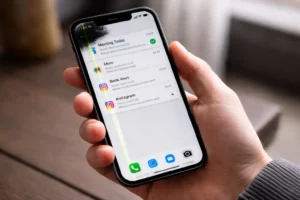 Điện thoại bị sọc màn hình và loang đen khi đang sử dụng trên tay